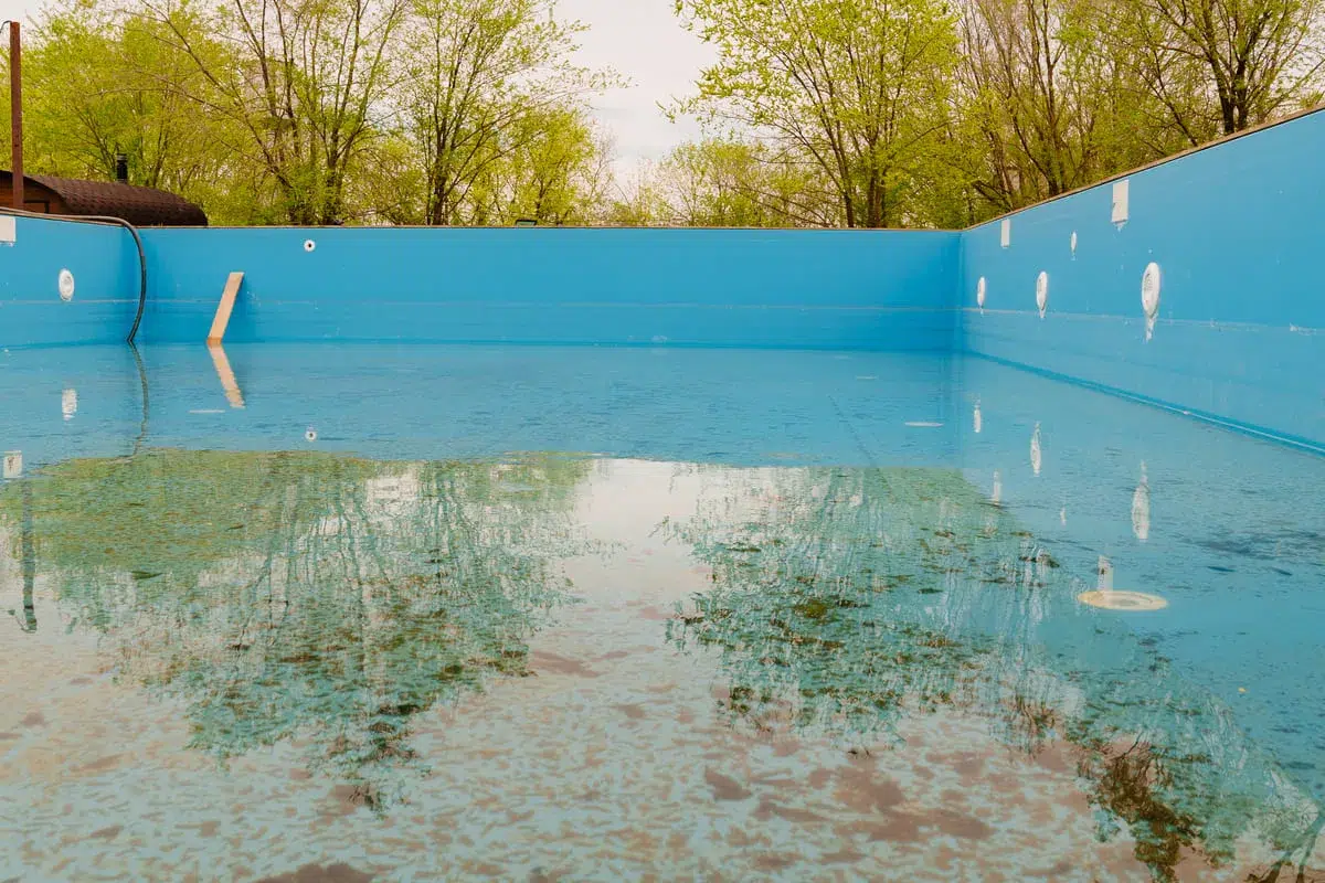 Agua estancada mantenimiento piscinas